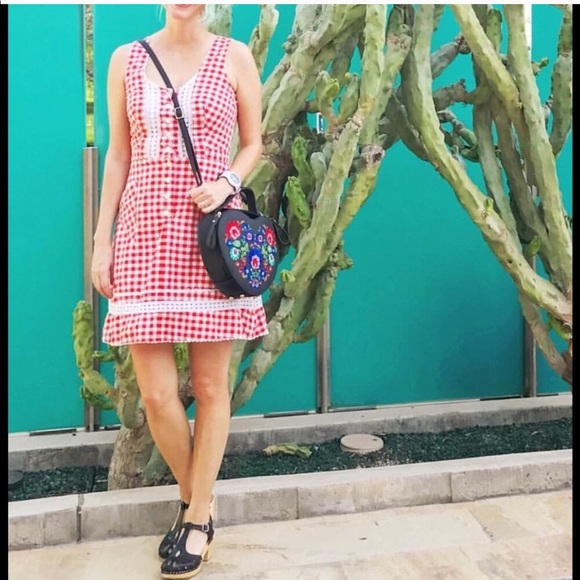 Pink Haley embroidered heart shaped crossbody! - Picture 5 of 6